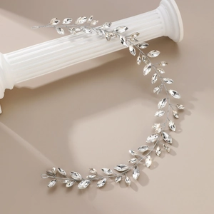 Serre-tête de mariée argenté avec cristaux marquise sur piédestal blanc chic