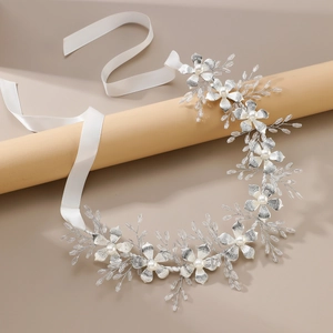 Elegante fascia da sposa con fiori d'argento, perle e cristalli su un nastro