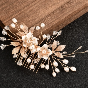 Peigne à cheveux mariée avec feuilles dorées, fleurs en résine et accents de perles