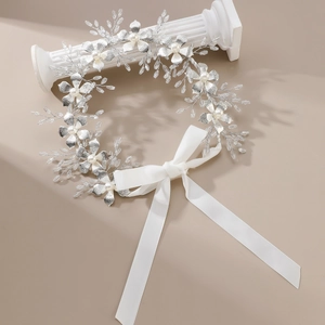 Elegante fascia da sposa con fiori in metallo argento, perle bianche e nastri di seta
