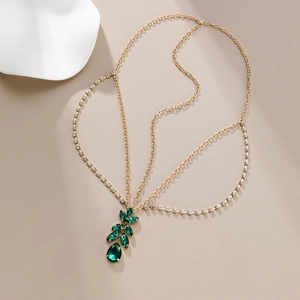 Bijou de tête bohème doré avec pendentif en cristal vert et strass étincelants