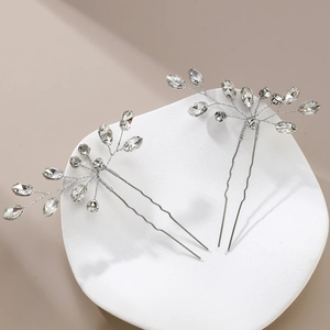 Vue détaillée d'épingles à cheveux argentées avec strass marquise et fil artisanal