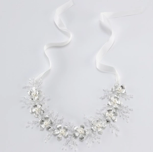 Elegante fascia da sposa con fiori in metallo argento, perle bianche e nastri di seta
