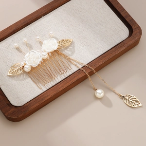 Elegante pettine per capelli dorato con rose in resina bianca e nappe di perle vintage