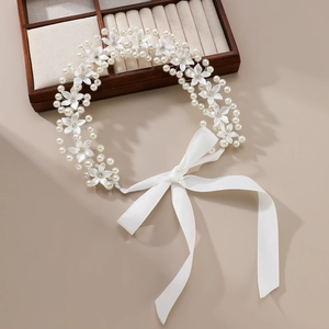 Bandeau de mariée élégant avec fleurs en résine blanche, perles et ruban en satin