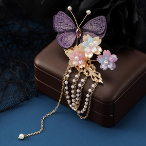 Pince à cheveux papillon brodée violette avec pampilles de perles et fleurs délicates