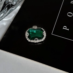 Elegante fibbia per scarpe in cristallo verde smeraldo con diamanti bianchi lucidi