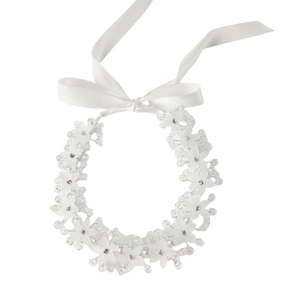 Eleganter Braut-Haarschmuck mit weißen Acrylblüten und Kristallperlen auf Satinband