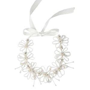 Elegante fascia da sposa in pizzo con perle, strass e nastro di raso bianco lucido