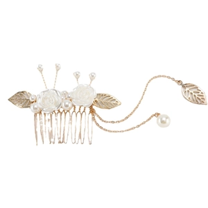 Elegante pettine per capelli con rose bianche, perle e nappine dorate su sfondo bianco