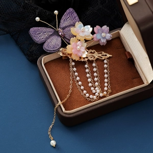 Barrette chinoise traditionnelle avec papillon brodé violet et glands de perles
