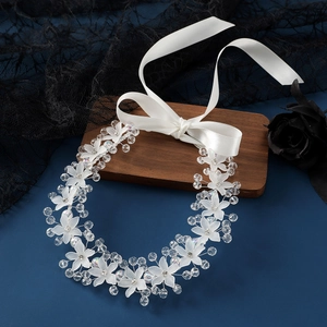 Eleganter Handgefertigter Weißer Harz Blumen Strass Perlen Braut Haarschmuck Satin Bandbindung Hochzeit Kopfschmuck Für Damen Schmuck