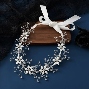 Serre-tête de mariée exquis avec strass, fleurs en alliage et rubans de satin blanc