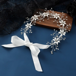 Bandeau de mariée exquis avec strass, feuilles argentées et nœud en satin blanc