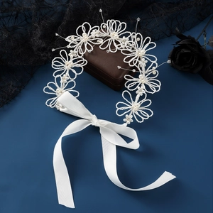 Cerchietto da sposa fatto a mano con fiori di perline bianche e nastro di seta per nozze