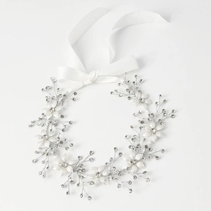 Serre-tête de mariée fait main avec fleurs blanches, strass et vigne en métal argenté