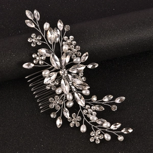 Pettine per capelli da sposa fatto a mano con filo d'argento, cristalli e perle bianche