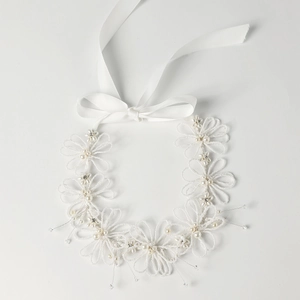 Cerchietto da sposa fatto a mano con fiori di perline bianche, cristalli e nastri di raso lucidi