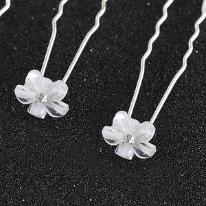 Elegant U-shaped hair pins with white five-petal flowers and rhinestones for bridal hair