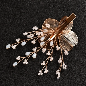 Pince à cheveux de mariée avec pétales en fil doré et accents de perles blanches