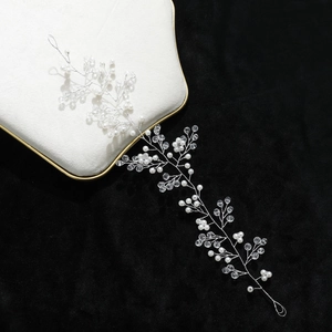 Vigne de cheveux de mariée en argent avec perles et cristaux sur fond de velours noir