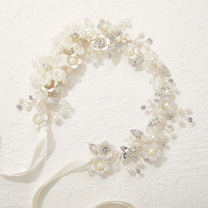 Serre-tête de mariée argenté avec perles et cristaux et rubans en satin blanc