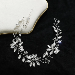 Vigne de cheveux de mariée argentée faite à la main avec strass en verre et motif de feuilles florales Coiffe de mariage pour mariée