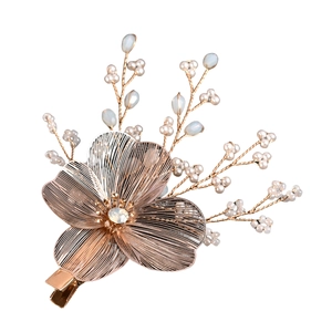 Barrette de mariée fleur dorée élégante avec perles blanches et cristal strass brillant