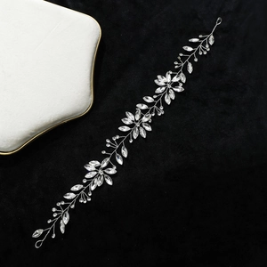 Vigne de cheveux de mariée élégante avec feuilles argentées et cristaux marquise