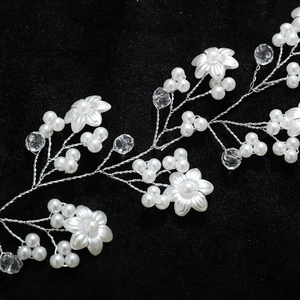 Bandeau de mariée fait main avec perles, cristaux et fleurs blanches sur fil d'argent fin