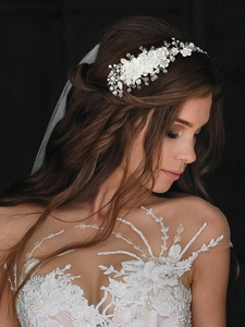 Vue détaillée du bandeau de mariée avec fleurs en soie blanches et perles sur base argent