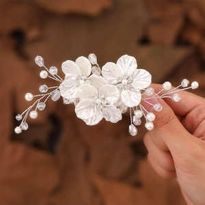 Barrette de mariée avec fleurs blanches artisanales, perles et cristaux