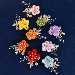 Pince à Cheveux Fleur Fait à la Main pour Femme Mariée Mariage Élégant Pétales de Chenille Künstliche Perle Feuille d'Or Strass