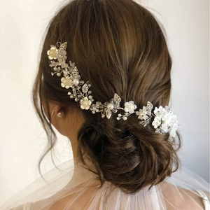 Bandeau de mariée argenté avec fleurs blanches, perles et cristaux pour coiffures de mariage
