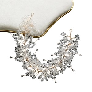 Serre-tête de mariée luxueux en cristal avec fil doré sur un support d'exposition blanc