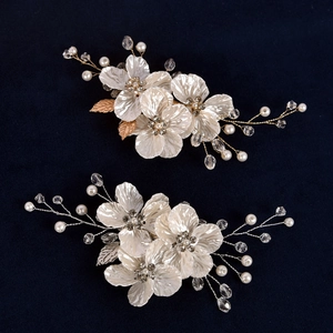 Barrettes de mariée à fleurs blanches avec perles et cristaux en tons or et argent