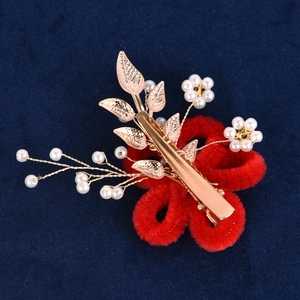Pince à cheveux fleur rouge faite main avec feuilles dorées et perles blanches mariée