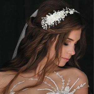 Serre-tête de mariée argenté avec fleurs en tissu blanc, perles et cristaux pour mariage