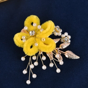 Pince à cheveux de mariée faite main avec fleurs jaunes, perles et feuilles dorées