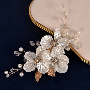 Pince à cheveux de mariée élégante avec fleurs blanches, perles et détails dorés