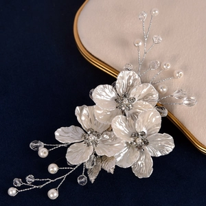 Détail de la pince à cheveux fleurs blanches faite main avec perles et cristaux