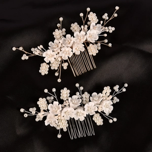 Pettini per capelli da sposa fatti a mano con fiori in resina e perle su seta nera