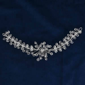 Dettaglio tralcio capelli sposa argento con stella di cristallo e perline su velluto