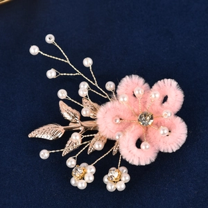 Barrette de mariée faite main avec fleur en peluche rose, feuilles dorées et perles