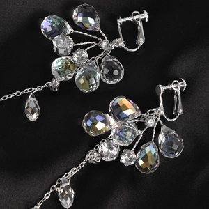 Boucles d'oreilles à pompons en cristal avec pendentifs larmes sur satin noir
