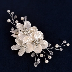 Détails de la pince à cheveux de mariée avec fleurs blanches, perles et cristaux