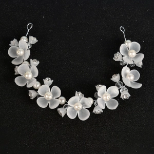Serre-tête de mariée élégant avec fleurs blanches mates, perles et cristaux fins
