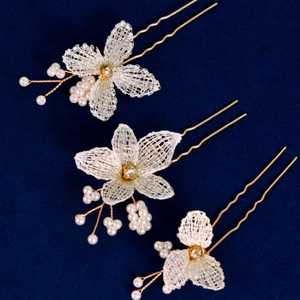 Lot de 3 épingles à cheveux de mariée avec fleurs en résille blanches et perles dorées