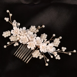 Elegante pettine da sposa con fiori in resina fatti a mano e perle bianche su filo dorato