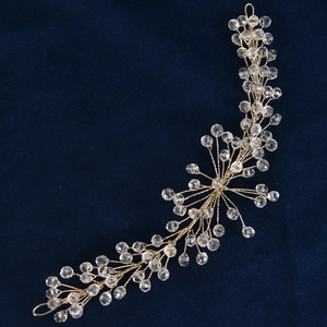 Dettaglio di un tralcio per capelli da sposa in argento con cristalli su velluto blu
